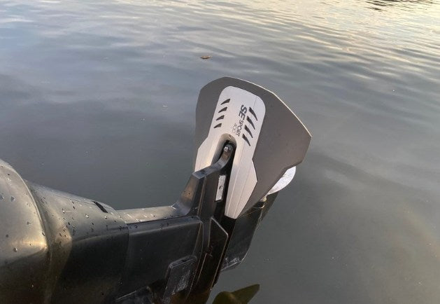 Foran- og bagansigt af SE Sport Hydrofoil 400, fremhævet i et maritimt miljø.